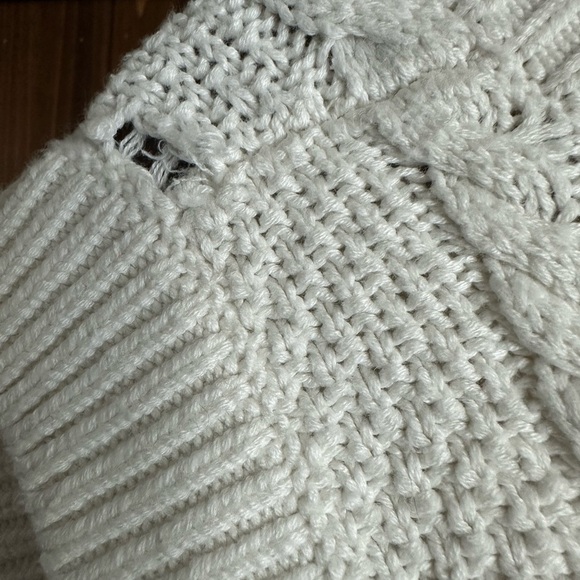 Abercrombie & Fitch Cream Cable-Knit V-Neck Sweater - Picture 4 of 4
